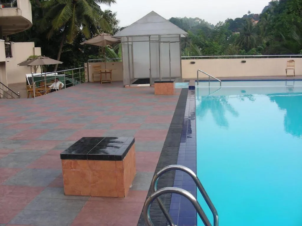 Devon Hotel Kandy 3*,