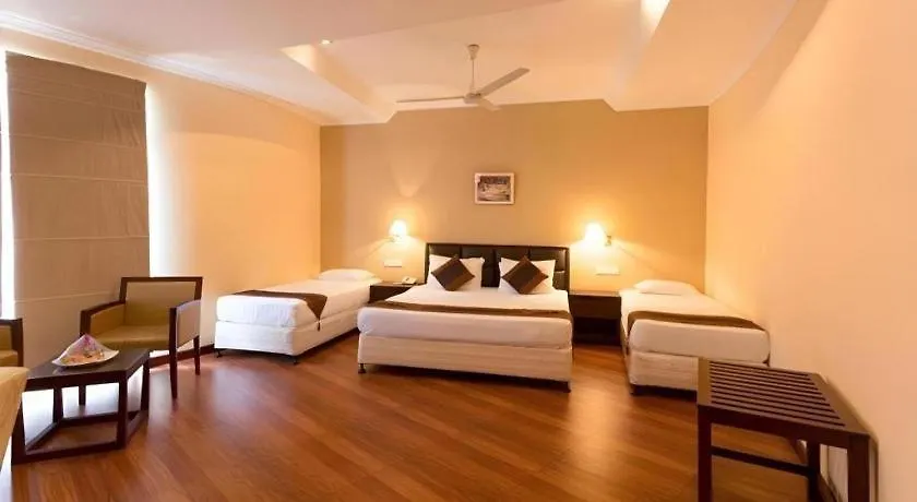 Devon Hotel Kandy 3*,
